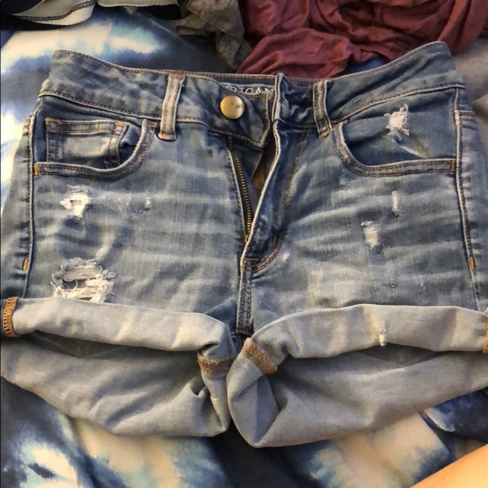 Light was American Eagle shorts